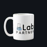 Nummer 1 Labrador Partner Science Friend Erlenmeye Kaffeetasse<br><div class="desc">Diese Tasse liest "Nr. 1 Labrador Partner" mit einem Erlenmeyer-Kolben mit den Worten "Nr. 1" darauf,  als würden Sie ein Beispiel im Labrador der Wissenschaft markieren. Ideal für Unis in Chemieunterricht oder Mitarbeiter in einem lokalen Labor.</div>