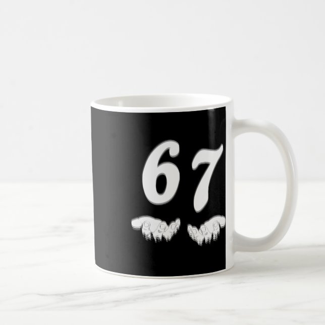 Nummer 67 Matching Six Seven Meme Lustiges Hallowe Kaffeetasse (Rechts)