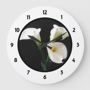 Nummeriert ringsum Uhr mit Calla Lilly