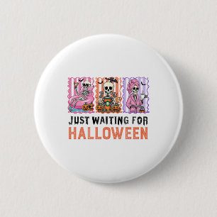 Nur auf Halloween wartendes Skelett Gruseliger Som Button
