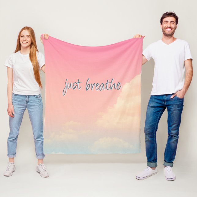 NUR BREATHE Life Zitat rosa Himmel Wolken modern Fleecedecke (Beispiel)
