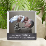 Nur die besten Vater werden für Granddad Foto bewo Fotoplatte<br><div class="desc">Das Foto wird mit dem Zitat "Nur die besten Väter werden nach Großvater befördert" versehen,  um dem neuen Großvater ein besonderes Gefühl zu geben. Ein einzigartiges Geschenk für den Tag des Vaters,  den Großeltern und den Geburtstag des Großvaters.</div>