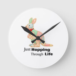 Nur durch das Leben hüpfen Känguru-Design Runde Wanduhr