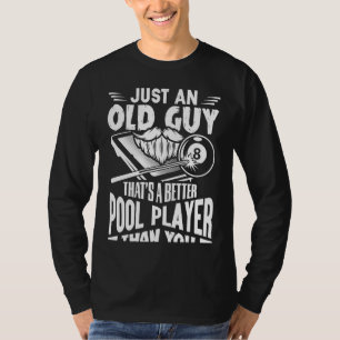 Nur ein alter Kerl, der ein besserer Poolspieler i T-Shirt