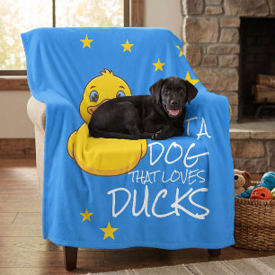 Nur ein Hund, der süße gelbe Enten liebt Fleecedecke