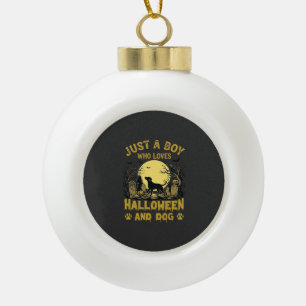 Nur ein Junge, der Halloween-Hund Vollmond liebt Keramik Kugel-Ornament