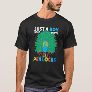 Nur ein Junge, der Peacocks mit einem Vogel Liebe T-Shirt