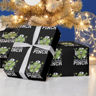 Nur ein kleiner Kniff Krankenschwester St. Patrick Geschenkpapier