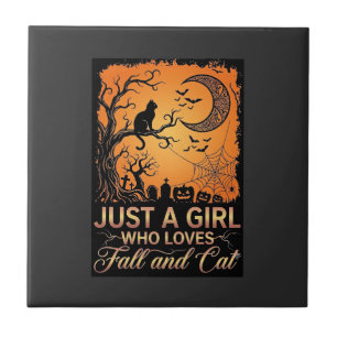 Nur ein Mädchen, das den Herbstkatzen-Halloweenmon Fliese
