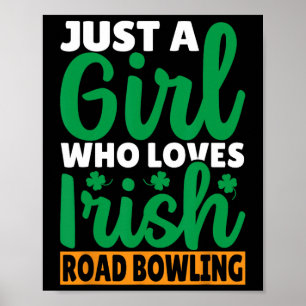 Nur ein Mädchen, das den irischen Bowling auf der Poster