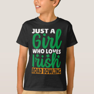 Nur ein Mädchen, das den irischen Bowling auf der T-Shirt