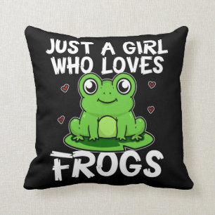 Nur ein Mädchen, das die Froschfrösche-Kostüme  Kissen