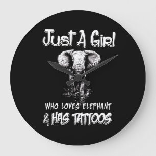 Nur ein Mädchen, das Elefanten  und Tattoos hat Große Wanduhr