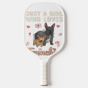 Nur ein Mädchen, das französischen Bulldoggen Lieb Pickleball Schläger