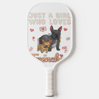 Nur ein Mädchen, das französischen Bulldoggen Lieb Pickleball Schläger