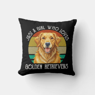 Nur ein Mädchen, das Golden Retriever liebt Kissen