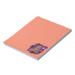 Nur ein Mädchen, das Halloween Lieben Notizblock