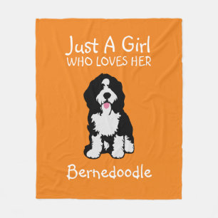 Nur ein Mädchen, das ihr Bernedoodle Liebe Fleecedecke