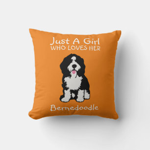 Nur ein Mädchen, das ihr Bernedoodle Liebe Kissen