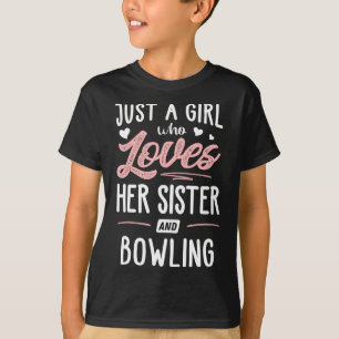 Nur ein Mädchen, das ihre Schwester und ihr Bowlin T-Shirt