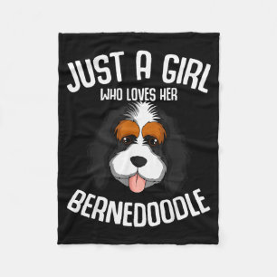 Nur ein Mädchen, das ihren Bernedoodle-Hund liebt Fleecedecke