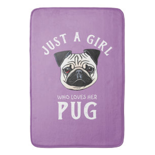 Nur ein Mädchen, das ihren Mops Liebe Badematte