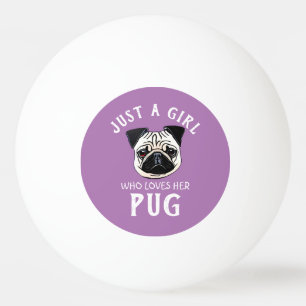 Nur ein Mädchen, das ihren Mops Liebe Tischtennisball