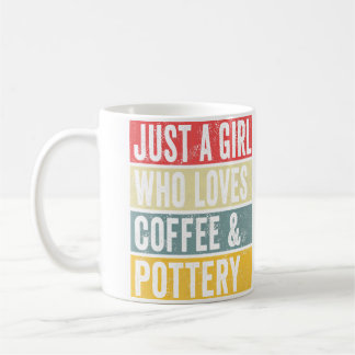 Nur ein Mädchen, das Kaffee und Töpferton Keramik Kaffeetasse