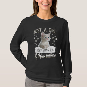 Nur ein Mädchen, das Lieben hat Kat und Tattookost T-Shirt