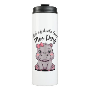 Nur ein Mädchen, das Moo Deng Baby Hippos Liebe Thermosbecher