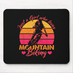 Nur ein Mädchen, das Mountainbiken Radfahren liebt Mousepad