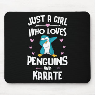 Nur ein Mädchen, das Pinguine und Karate-Geschenkw Mousepad