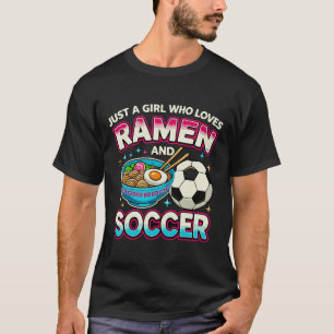 Nur ein Mädchen, das Ramen und Fußball liebt  T-Shirt