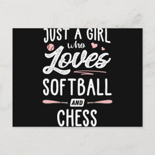 Nur ein Mädchen, das Softball und Schachgeschenke  Einladungspostkarte