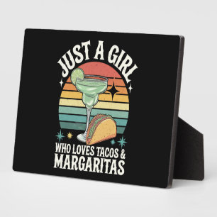 Nur ein Mädchen, das Tacos und Margarita Mexican m Fotoplatte