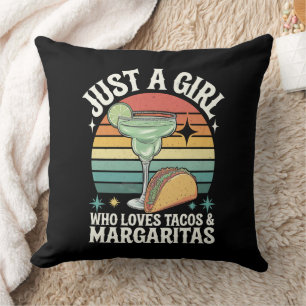 Nur ein Mädchen, das Tacos und Margarita Mexican m Kissen