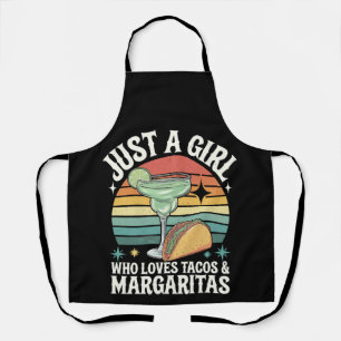 Nur ein Mädchen, das Tacos und Margarita Mexican m Schürze