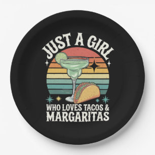 Nur ein Mädchen, das Tacos und Margarita mexikanis Pappteller
