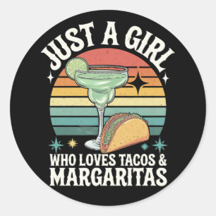 Nur ein Mädchen, das Tacos und Margarita mexikanis Runder Aufkleber