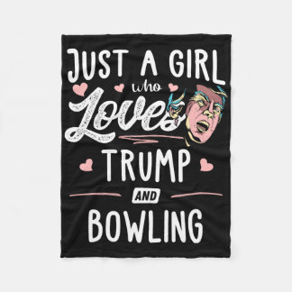 Nur ein Mädchen, das Trump und Bowling Lieben gibt Fleecedecke