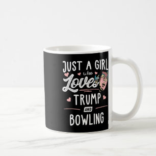 Nur ein Mädchen, das Trump und Bowling Lieben gibt Kaffeetasse