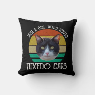 Nur ein Mädchen, das Tuxedo-Katzen Lieben Kissen