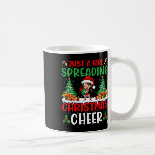 Nur ein Mädchen, das Weihnachtsstimmung verbreitet Kaffeetasse