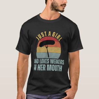 Nur ein Mädchen, das Weiners in ihrem Mund-Erwachs T-Shirt