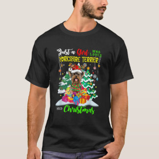 Nur ein Mädchen, das Yorkshire Terrier und Christu T-Shirt