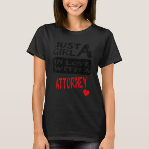 Nur ein Mädchen in Liebe mit einem Anwalt T-Shirt