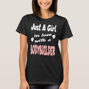 Nur ein Mädchen in Liebe mit einem Bodybuilder 1 T-Shirt