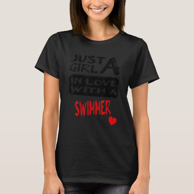 Nur ein Mädchen in Liebe mit einem Schwimmer 1 T-Shirt (Vorderseite)