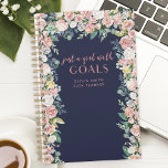 Nur ein Mädchen mit Personalisierten Zielen Planer<br><div class="desc">Niedlicher motivierend Zitatsplaner für Frauen. Brush Hand Schrift Typografie,  die sagt "Nur ein Mädchen mit Toren". Umgeben von Aquarellfloralen auf marineblau-blauem Hintergrund. Personalisieren Sie dieses benutzerdefinierte Design mit Ihrem eigenen Namen,  Text und Jahr.</div>