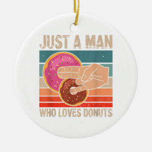 Nur ein Mann, der Donuts liebt  2 im Pinky 1 im T Keramik Ornament